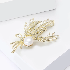 Broche épi de blé dorée avec cristaux marquise et perle blanche sur socle géométrique