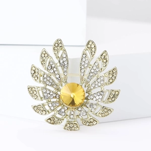 Vue détaillée d'une broche tournesol dorée avec pierre précieuse jaune et strass brillants