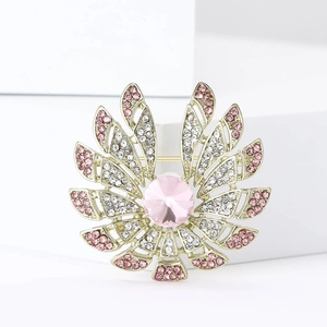 Broche fleur en strass exquise avec gemme rose centrale sur présentoir géométrique blanc