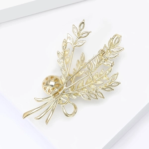 Broche fleur dorée élégante avec perles et diamants, vue arrière avec fermoir à épingle