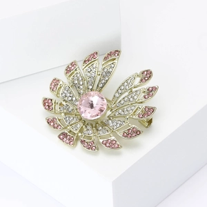 Élégante broche fleurie en strass avec pierre rose et alliage doré sur socle blanc