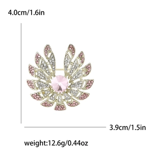Broche fleur élégante en strass avec pierre rose et pétales de plumes, 4,0 cm x 3,9 cm