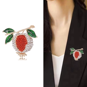 Broche grenade élégante avec perles rouges et strass blancs sur monture dorée