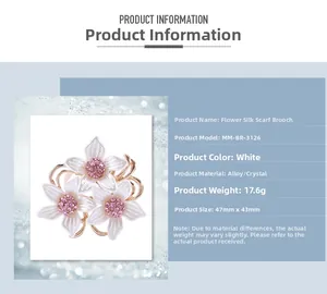 Détails techniques de la broche camélia blanc et clip de foulard avec strass roses