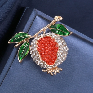 Exquise broche grenade avec cristaux scintillants et perles rouges sur boîte cadeau