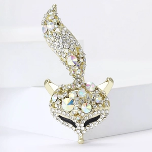 Détail d'une broche renard ornée de strass brillants sur une base en alliage doré chic