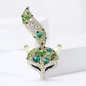 Broche renard élégante avec strass verts et base dorée pour costumes de femmes