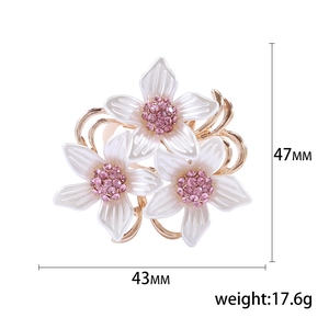 Broche et pince à foulard à trois fleurs avec pétales blancs et cristaux roses