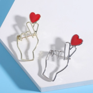 Broches main en forme de cœur dorées et argentées avec détail en émail rouge