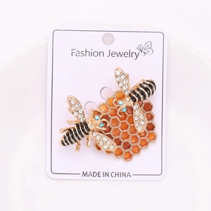 Vista detallada del broche de doble abeja con panal de esmalte amarillo y cristales