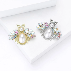 Elegant creative bee brooch with sparkling rhinestones and pearls in gold and silver finish