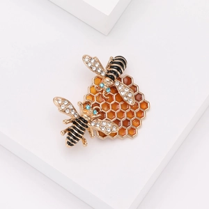 Exquisito broche de abeja y panal con detalles de esmalte y cristales brillantes