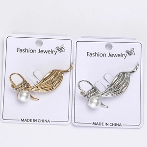 Détails macro de broches feuille avec diamants étincelants et perles blanches