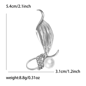 Broche feuille tendance avec perle et strass brillants, bijou élégant de 5.4cm x 3.1cm