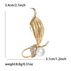 Broche feuille dorée avec grande perle blanche et strass, montrant les dimensions précises