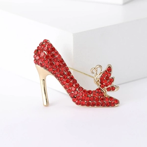 Eleganter goldfarbener High-Heel-Anstecker mit roten Strasssteinen und Schwanen-Detail