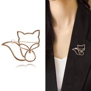 Élégante broche renard évidée en or rose sur revers de veste noire pour femme accessoire