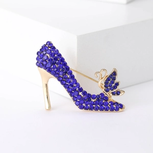 Luxuriöse goldfarbene High-Heel-Brosche mit funkelnden dunkelblauen Strasssteinen und Kristallen