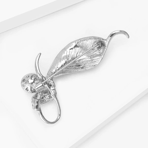 Détail du revers d'une broche feuille en argent avec fermoir de sécurité rotatif en métal