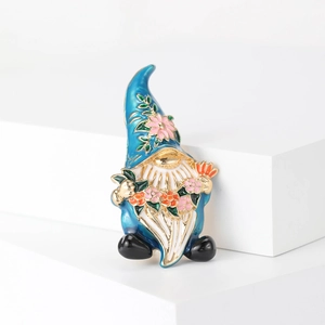Broche nain de jardin en émail avec chapeau bleu et bouquet de fleurs coloré