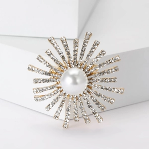 Broche tournesol élégante avec strass, grande perle centrale et rayons en métal doré