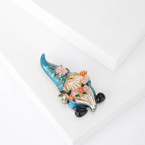 Broche naine en émail à la mode avec chapeau bleu et détails floraux en alliage doré