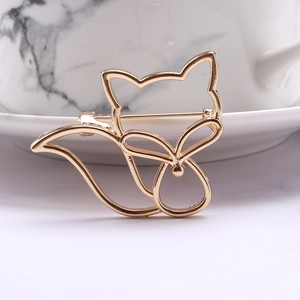 Détail de la broche renard dorée au design évidé avec fermoir à épingle de sécurité
