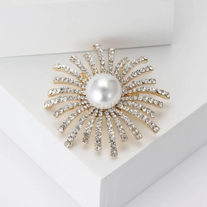 Broche fleur de soleil dorée élégante avec perle centrale et strass brillants incrustés