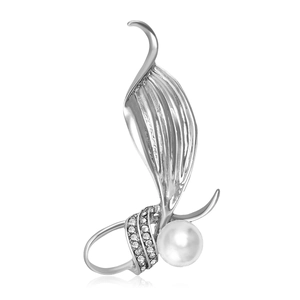 Broche feuille argentée élégante avec cristaux pavés et perle ronde blanche raffinée