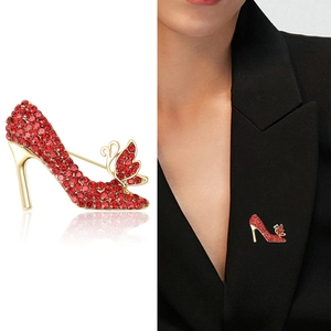 Eleganter goldener High-Heel-Brosche mit roten Strasssteinen und Schwanen-Detail