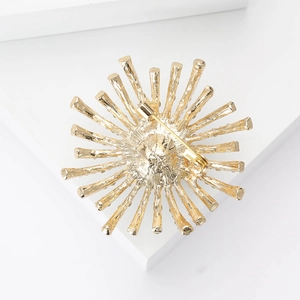 Vue détaillée de l'arrière de la broche fleur dorée montrant le fermoir et la texture