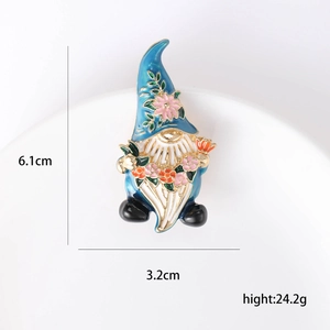 Broche gnome en émail avec chapeau bleu et bouquet rose, taille 6,1cm par 3,2cm