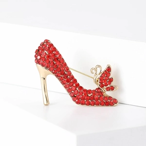Eleganter goldener High-Heel-Anstecker mit roten Strasssteinen und Schwanen-Detail
