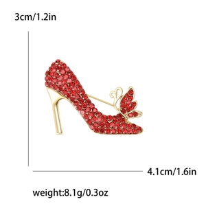 Funkelnde rote Strass-High-Heel-Brosche mit goldenem Schwan-Detail und Maßen