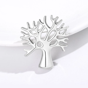 Broche arbre de vie argentée avec finition polie sur un fond blanc épuré