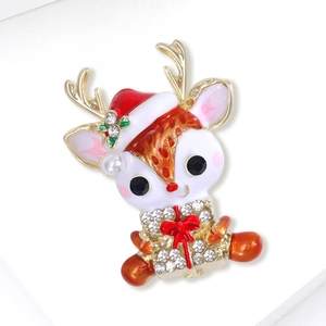 Broche de renne de Noël exquise avec strass et émail sur une surface blanche