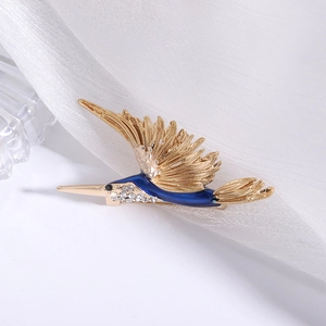 Detailansicht der Kolibri Brosche mit blauem Emaille und funkelnden Kristallen