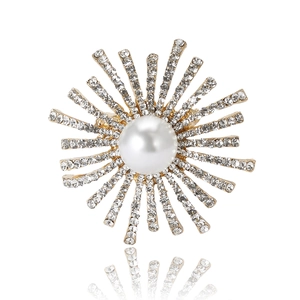 Broche soleil dorée tendance avec perle blanche centrale et strass étincelants