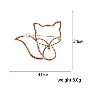 Élégante broche renard évidée en finition or rose avec un design en métal épuré