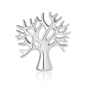 Détail de la broche arbre de vie argentée avec finition polie sur un fond blanc pur
