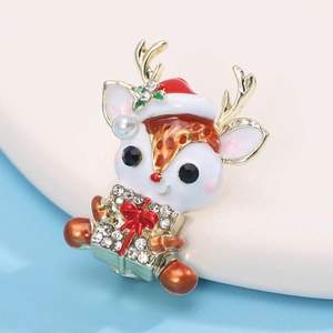 Détail de la broche renne de Noël avec base en alliage doré et breloque cadeau émaillée