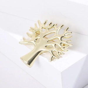 Broche élégante arbre de vie dorée avec finition polie sur présentoir blanc