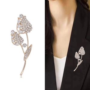 Broche tulipe étincelante avec strass et finition dorée pour vêtements de femme chic