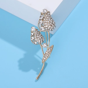 Vue détaillée de la broche en forme de tulipe avec strass brillants et finition dorée