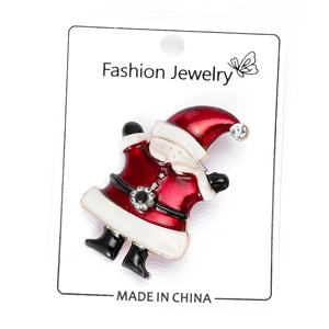 Détail de la broche Père Noël en émail rouge avec incrustations de strass brillants