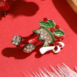 Weihnachtsstrumpf-Brosche mit roter Emaille, grünen Blättern und Kristallen auf Rot