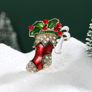 Detailaufnahme einer festlichen roten Weihnachtsstrumpf-Brosche mit funkelnden Strasssteinen