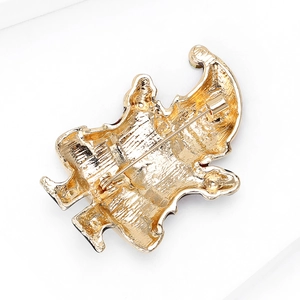 Détail du dos de la broche de Noël dorée avec fermoir épingle de sûreté et texture en alliage