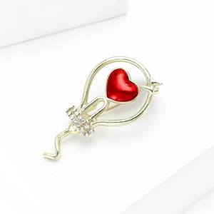 Spilla creativa a cuore in oro con smalto rosso e strass bianchi per abiti eleganti