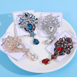 Broche barroco vintage con diamantes de imitación y colgante de gota en varios colores